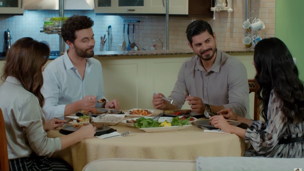 Yasemin, Engin, Cihan i Hancer jedzą kolację.