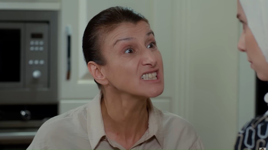 Fadime patrzy wściekle na Sinem.