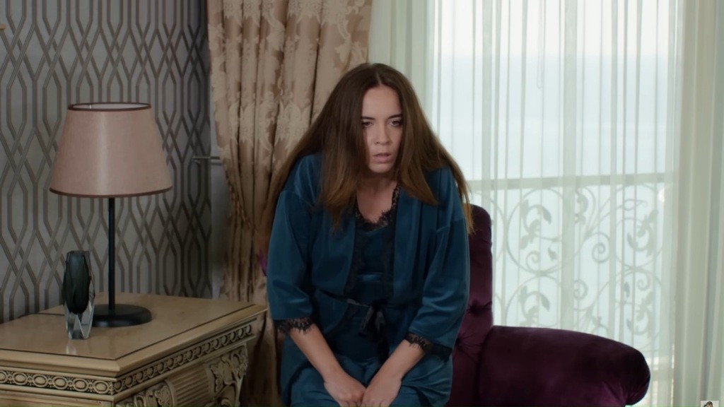 Beyza siedzi w fotelu. Jest skrajnie zmęczona i smutna.