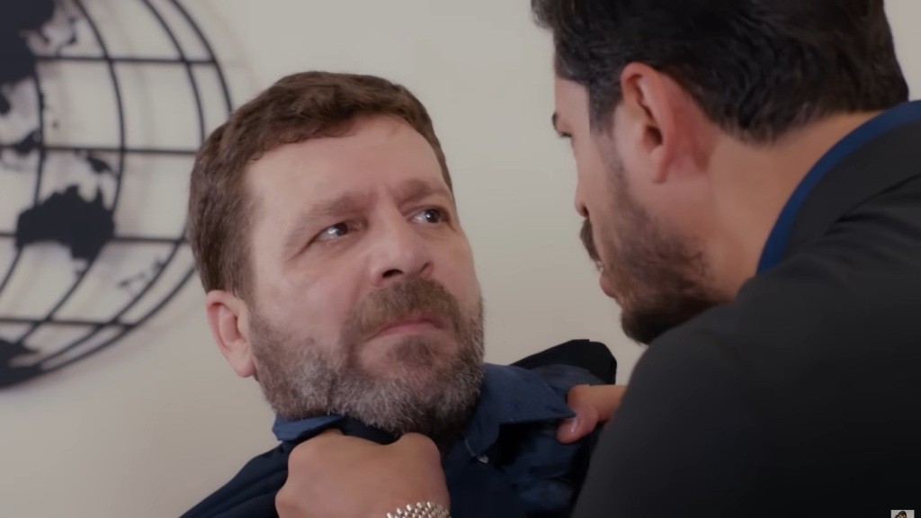 Cihan szarpie Nusreta, trzymając go za marynarkę.