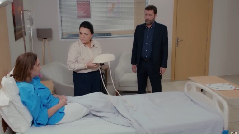 Mukadder trzyma w rękach protezę ciążowego brzucha, stojąc przy łóżku, na którym leży Beyza. Nieco dalej stoi Nusret.