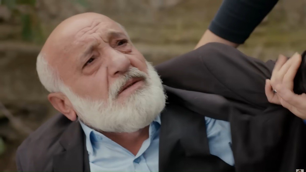 Mehmet odzyskał przytomność. Patrzy zdezorientowanym wzrokiem.