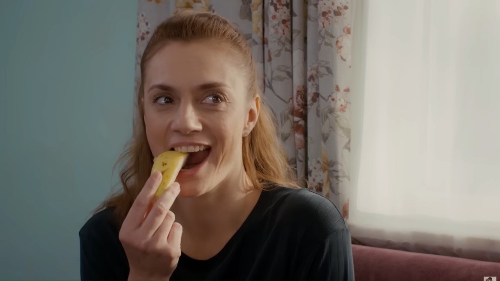 Derya wgryza się w kawałek jabłka. Przewraca oczami, jakby wpadła właśnie na jakiś pomysł.