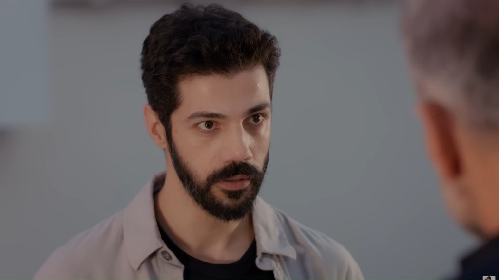 Melih patrzy odważnie w twarz ojca Sinem.