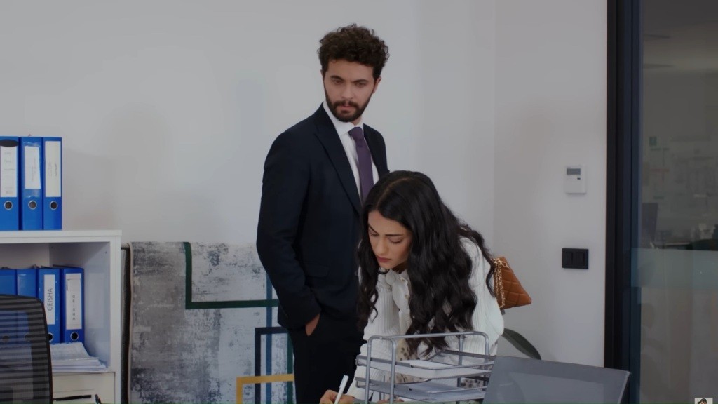 Engin patrzy na piszącą Hancer.