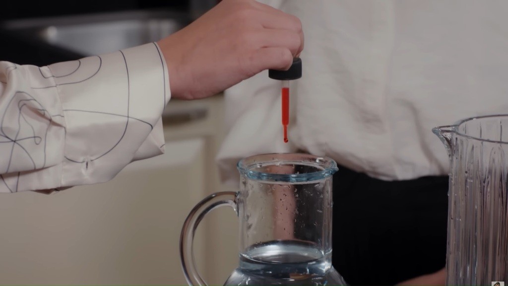 Zbliżenie na pipetę z czerwonym płynem.