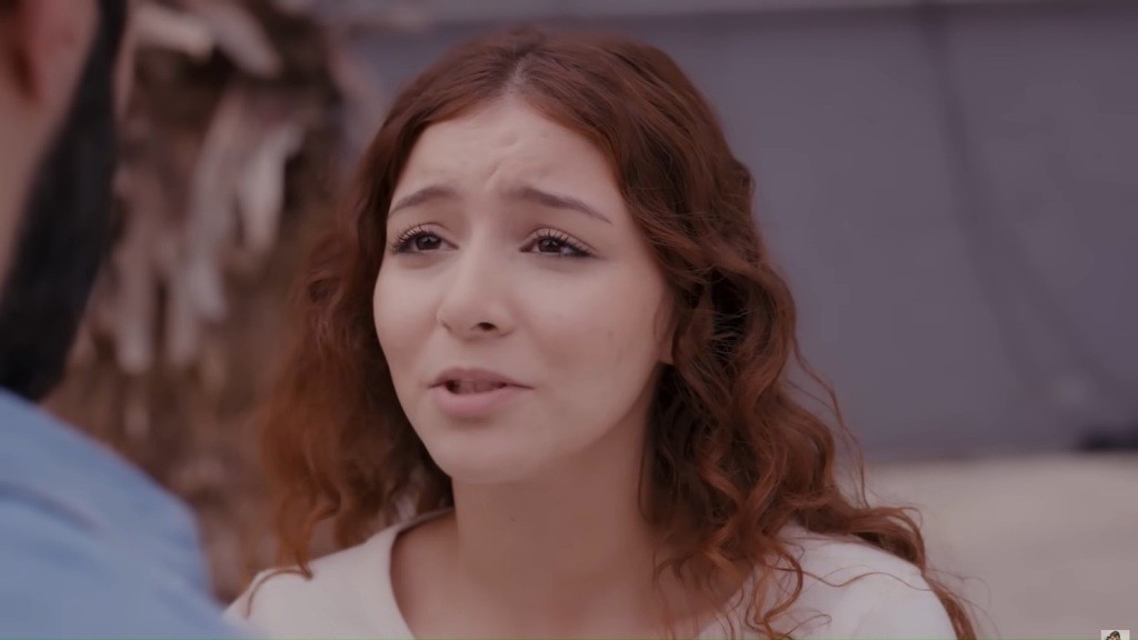 Aysu rozmawia z bratem. Na jej twarzy maluje się zatroskany wyraz.