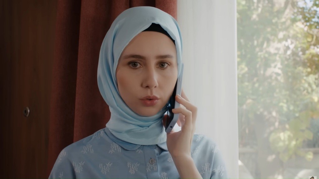 Sinem rozmawia przez telefon.