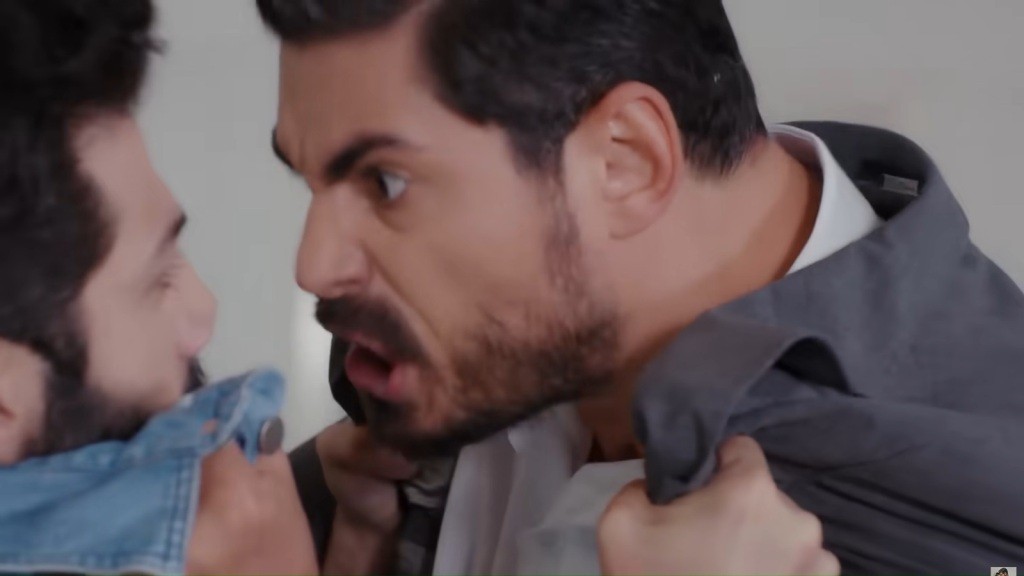 Melih i Cihan szarpią się, patrząc na siebie wściekle.