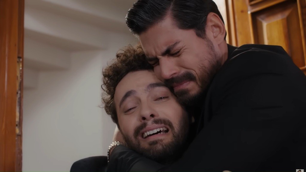 Cihan obejmuje Engina. Obaj są zrozpaczeni.