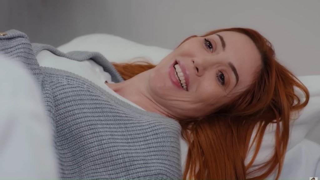 Yonca uśmiecha się radośnie.