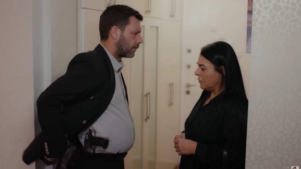 Nusret pokazuje siostrze wetknięty za pasek pistolet.