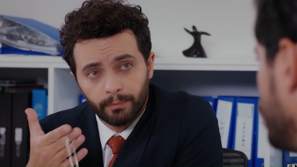 Engin trzyma w ręku srebrny łańcuszek i patrzy na Cihana.