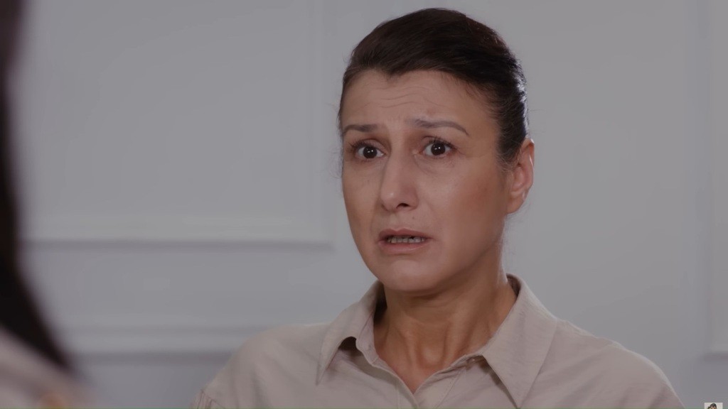 Na twarzy Fadime maluje się mocno zaniepokojony wyraz.