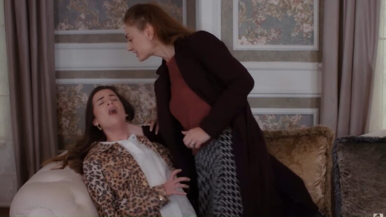 Derya atakuje Beyzę - chwyciła ją za włosy i przycisnęła do kanapy.