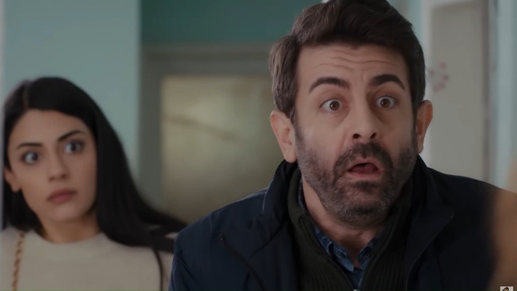 Cemil jest w szoku, patrzy z niedowierzaniem. Hancer stoi za nim i obserwuje sytuację.