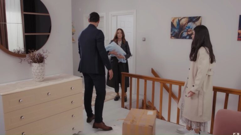 Beyza stoi u szczytu schodów z dzieckiem na rękach. Cihan i Hancer patrzą na nią.