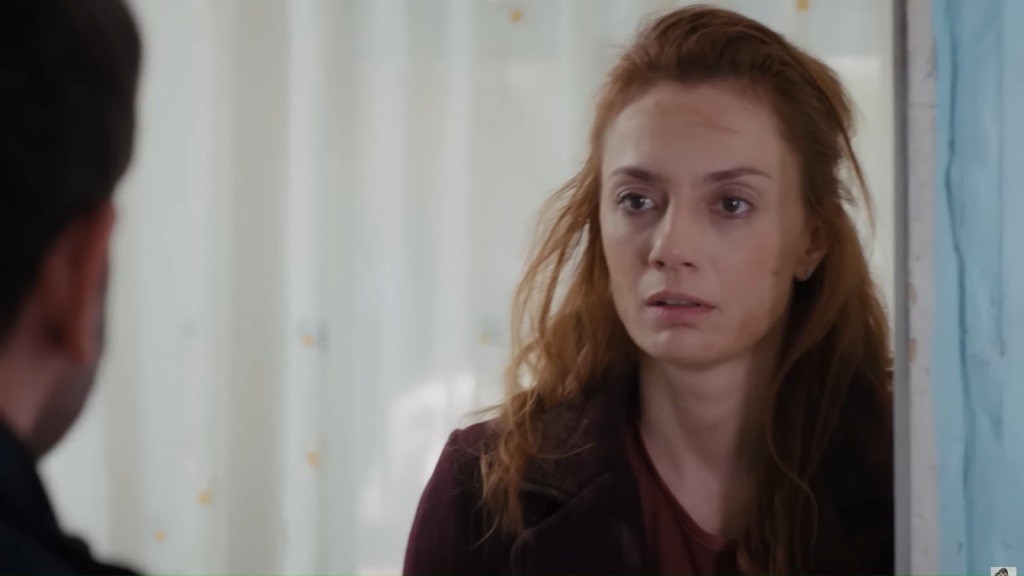 Derya stoi w drzwiach. Ma potargane włosy, zmęczoną i pokrytą kurzem twarz.