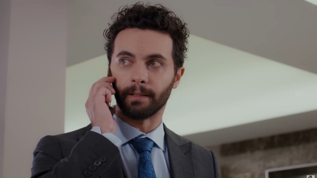 Engin rozmawia przez telefon.