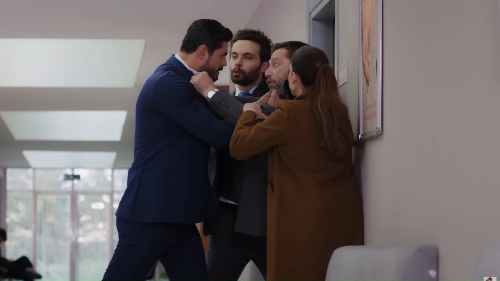 Cihan szarpie się z Nusretem. Engin i Beyza próbują ich rozdzielić.