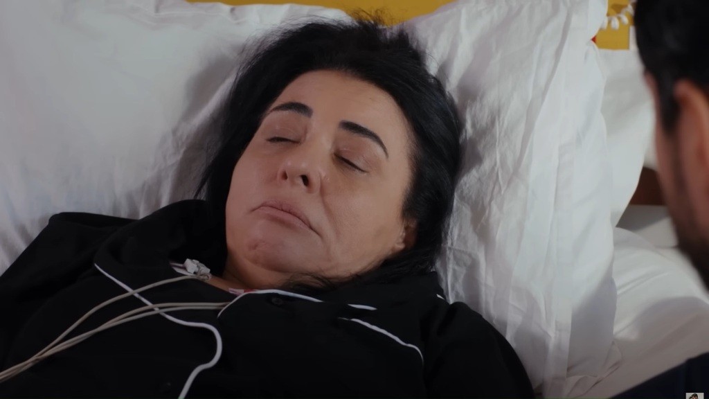 Zbliżenie na twarz nieprzytomnej Mukadder.