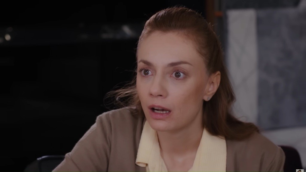 Derya jest w całkowitym szoku. Jej twarz zastygła z szeroko otwartymi oczami i ustami.