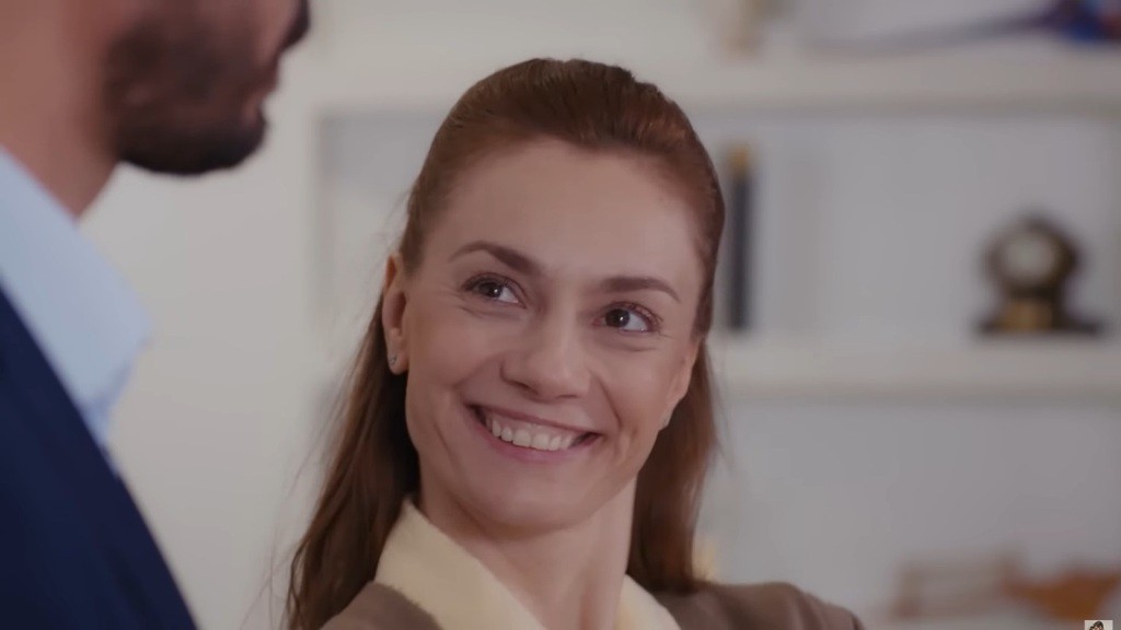 Derya uśmiecha się szeroko, patrząc na Cihana.