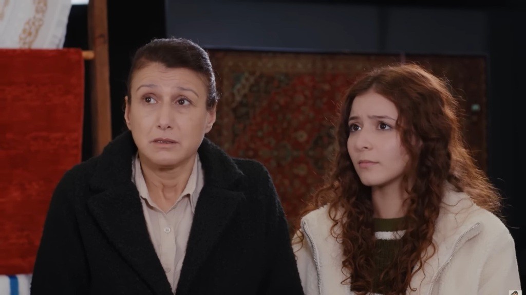 Fadime i Aysu stoją blisko siebie, zaniepokojone i skupione.