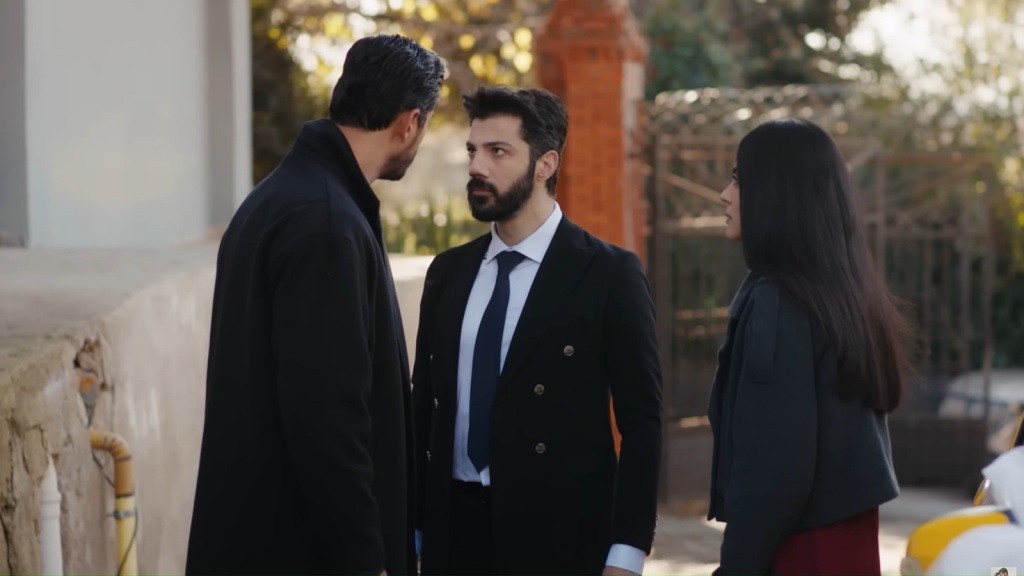 Cihan i Melih konfrontują się na zewnątrz. Hancer stoi tuż obok.
