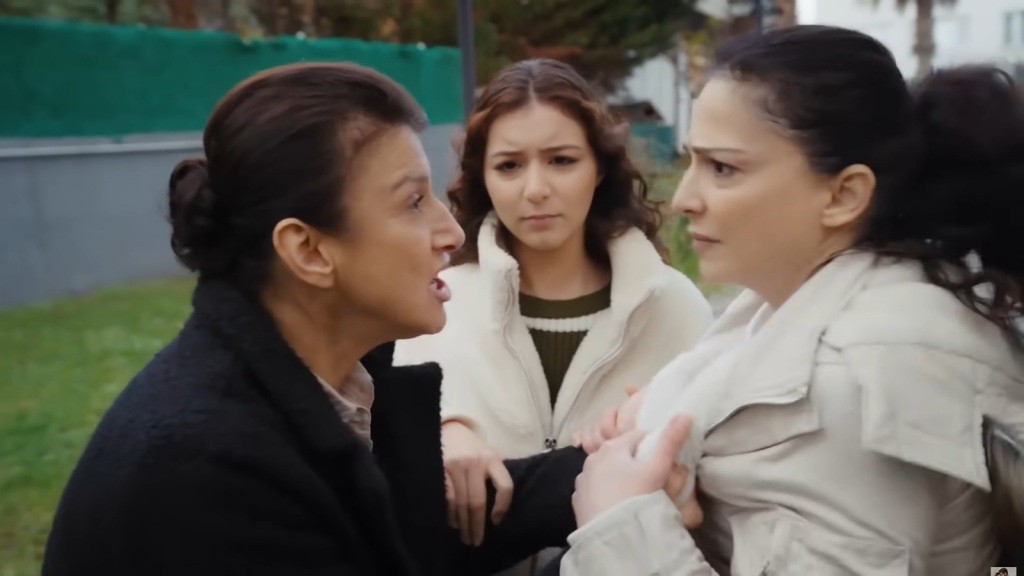 Fadime trzyma Gulsum za kurtkę i wbija w nią gniewne spojrzenie. W tle stoi Aysu.