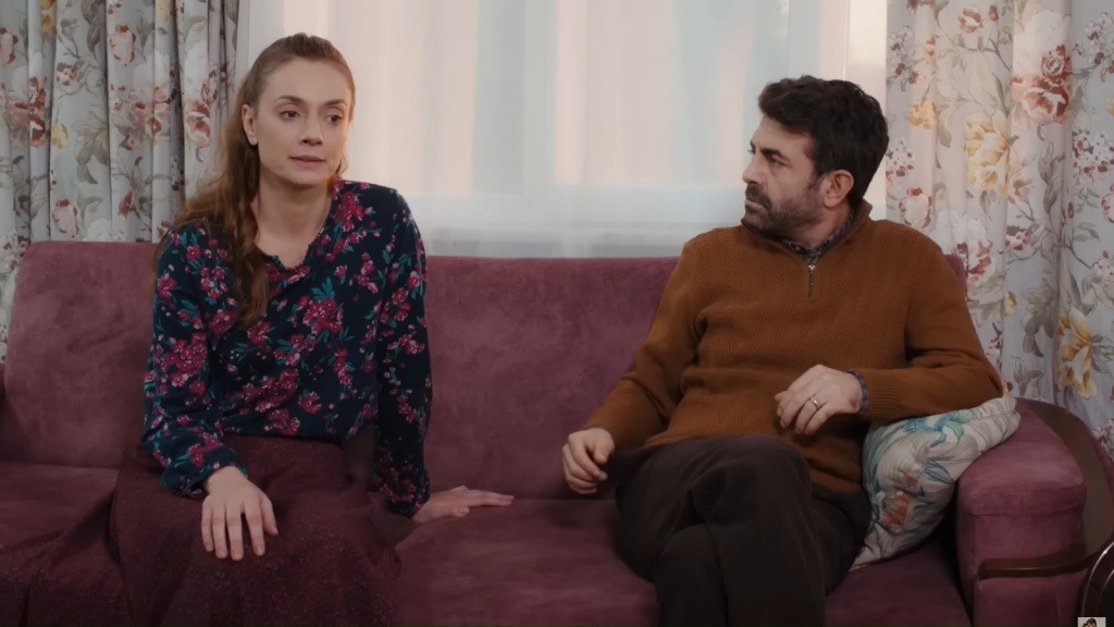 Derya i Cemil siedzą na kanapie.