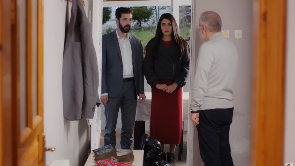 Melih i Hancer stoją w drzwiach domu Ertugrula.