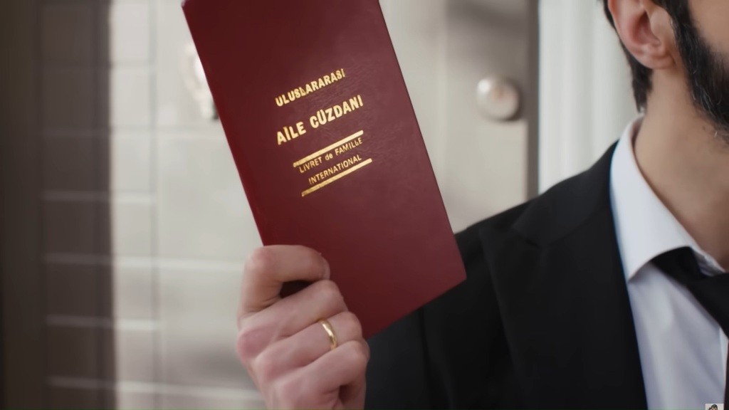 Zbliżenie na akt małżeństwa w ręku Meliha.