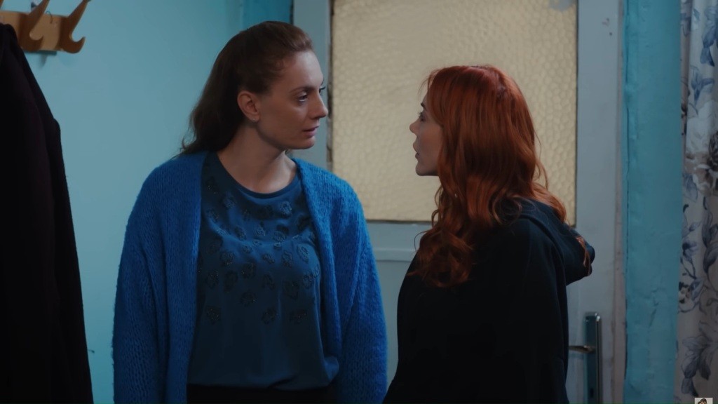 Derya i Yonca rozmawiają w salonie.