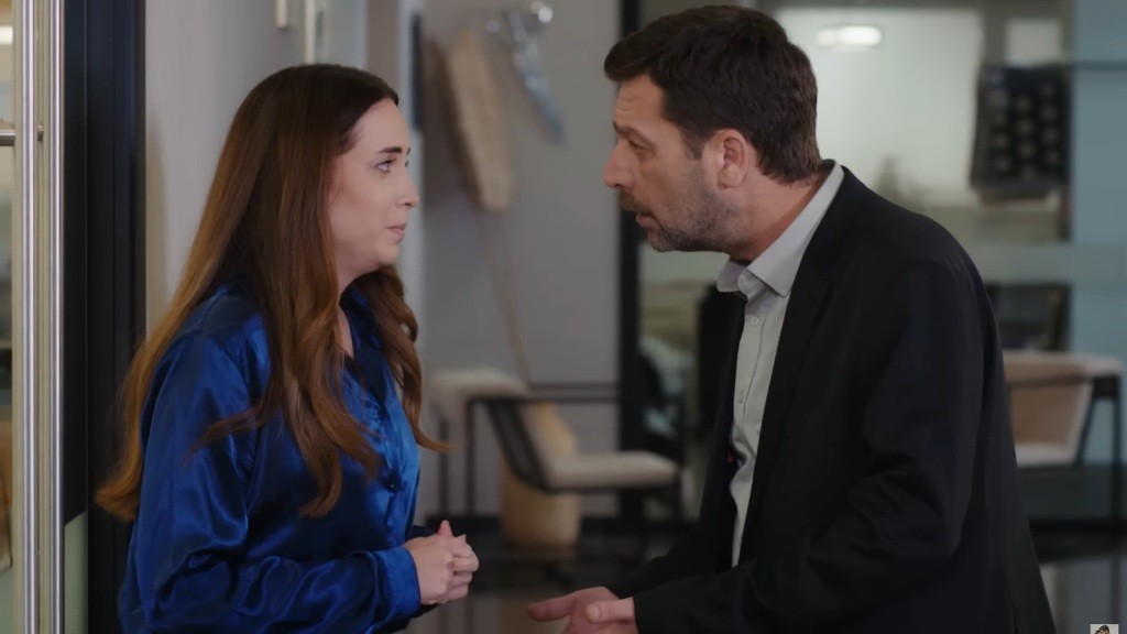 Beyza i Nusret rozmawiają na korytarzu w firmie.
