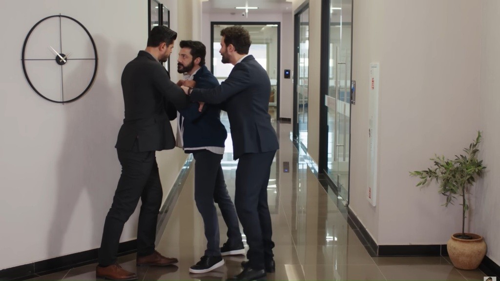 Cihan i Melih szarpią się, a Engin próbuje ich rozdzielić.