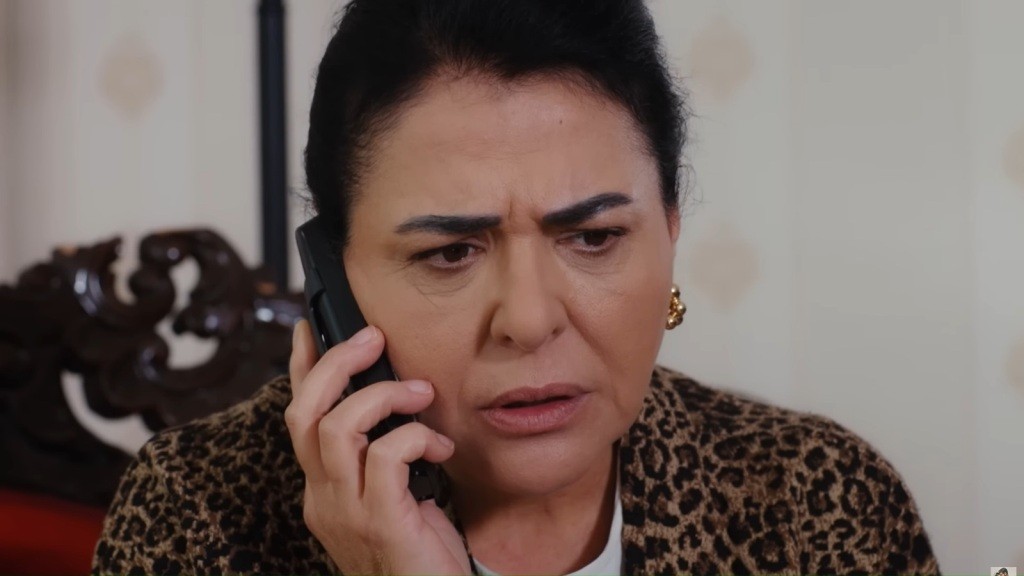Mukadder rozmawia przez telefon. Jej twarz wyraża głębokie zaniepokojenie.
