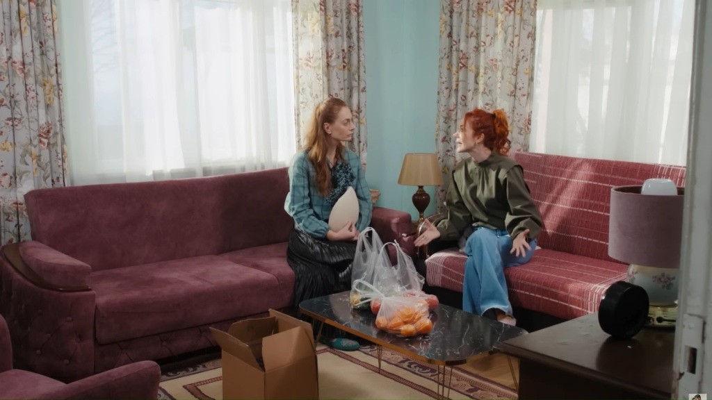 Derya i Yonca w napiętej rozmowie w salonie.