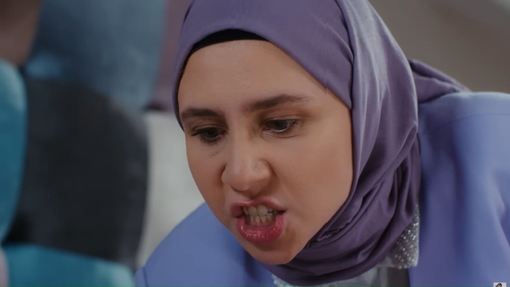Wściekła Sinem pochyla się nad Beyzą i ostrzega ją, że jeśli straci córkę, Beyza straci Cihana.