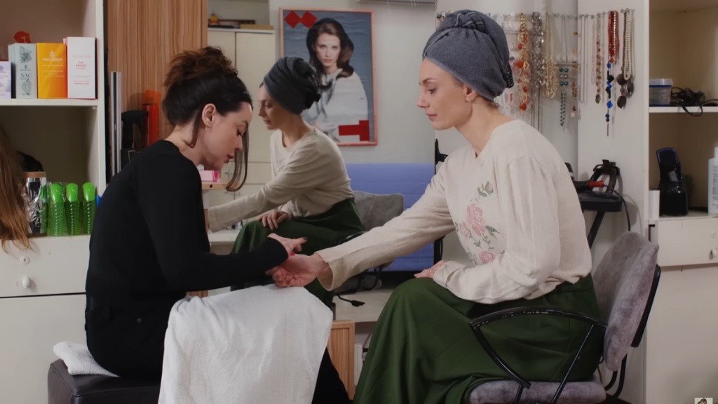 Derya i kosmetyczka podczas zabiegu w salonie piękności.