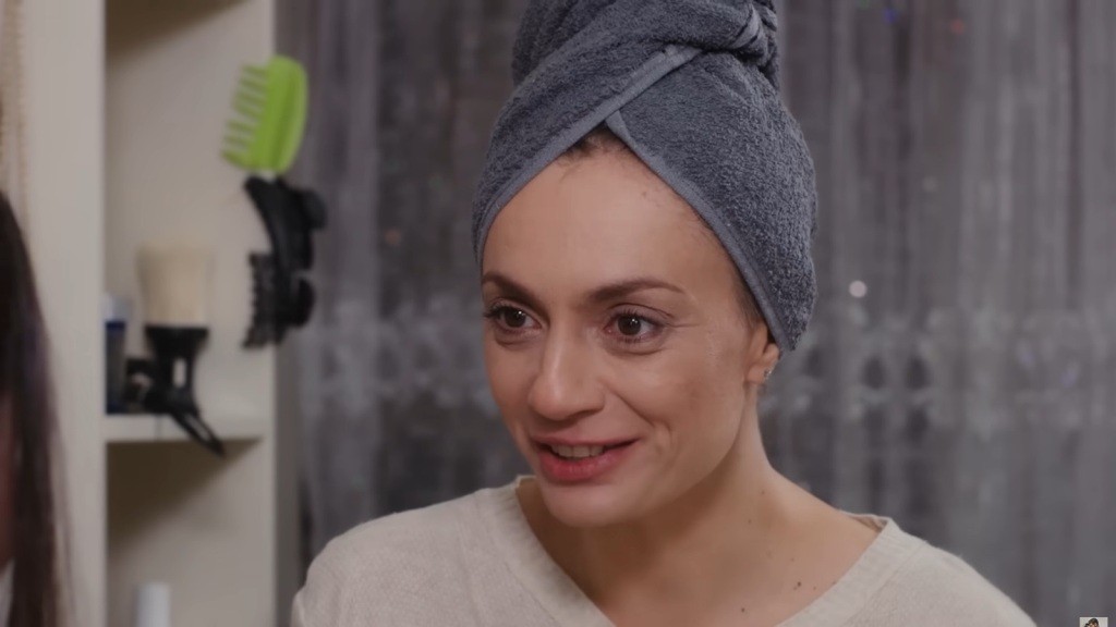 Derya ma owinięty na głowie ręcznik i uśmiecha się radośnie.