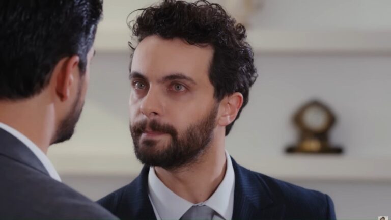 Engin patrzy z napięciem prosto w oczy Cihanowi.