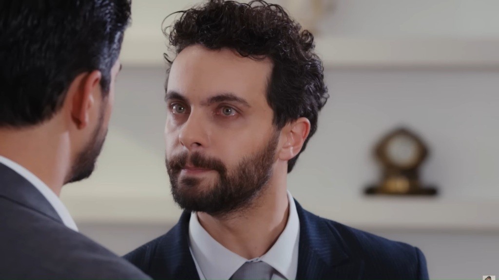 Engin patrzy z napięciem prosto w oczy Cihanowi.