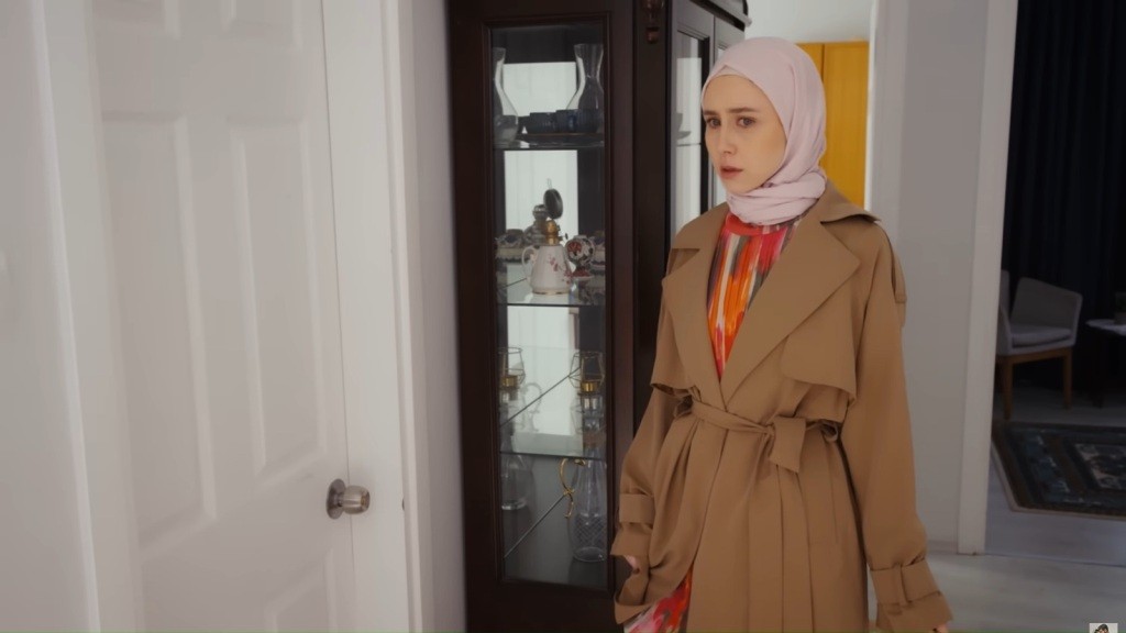 Sinem stoi przed drzwiami pokoju Hancer.