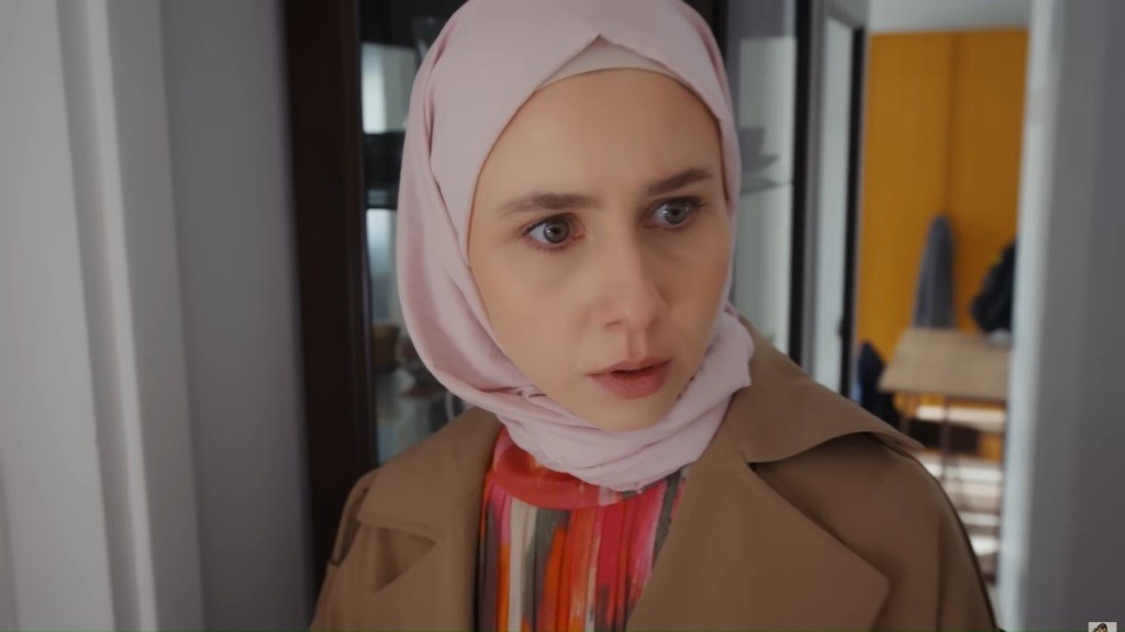 Sinem odwraca głowę. Na jej twarzy maluje się lęk.