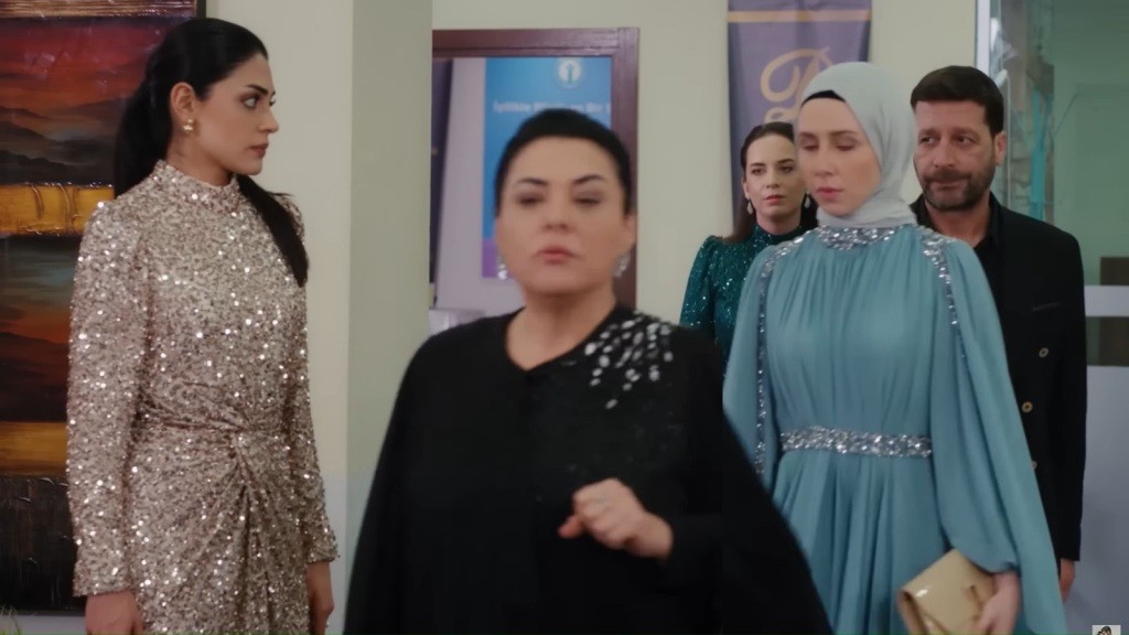 Mukadder, Sinem i Nusret obchodzą Hancer szerokim łukiem. Za nimi idzie Beyza.