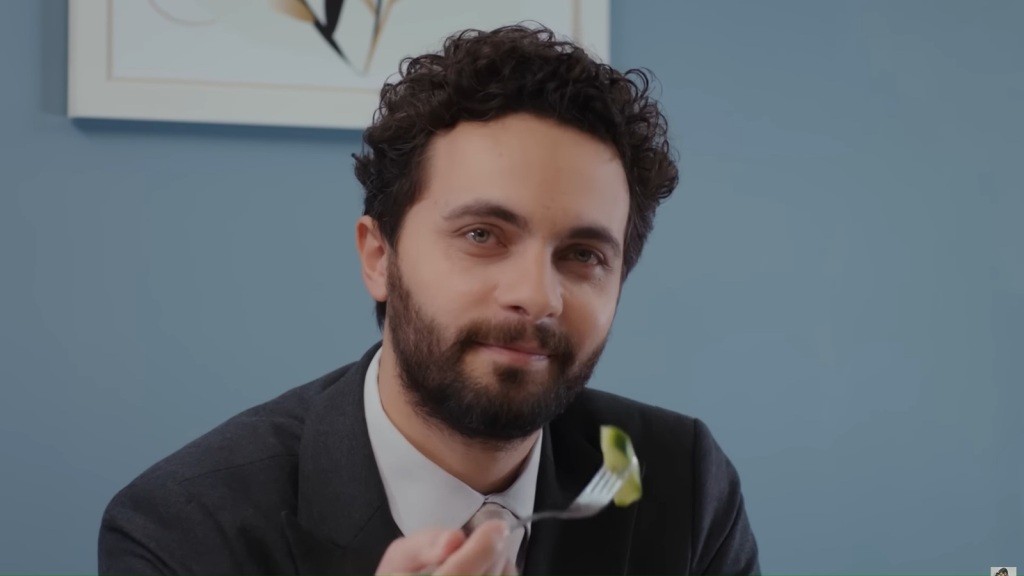 Engin trzymał przed twarzą nabity na widelec kawałek ogórka. Uśmiechał się lekko.
