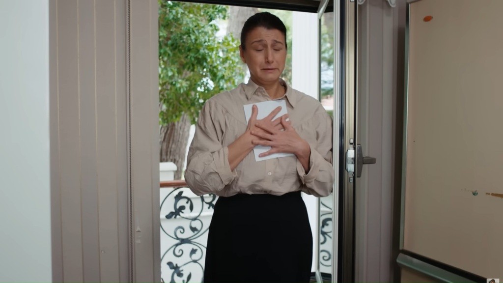 Poruszona Fadime przyciska list syna do piersi, nie mogąc powstrzymać emocji po przeczytaniu jego słów.