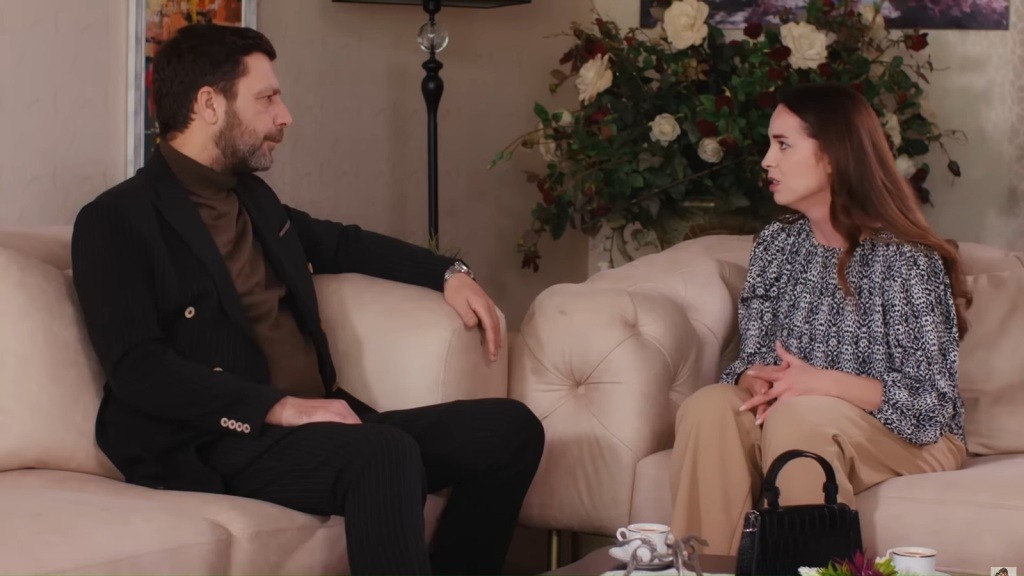 Nusret i Beyza siedzą naprzeciwko siebie na sąsiednich kanapach.