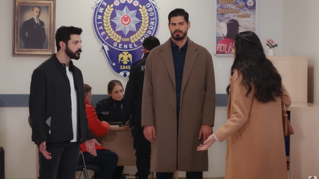 Komisariat policji. Melih, Cihan i Hancer stoją obok siebie na korytarzu.